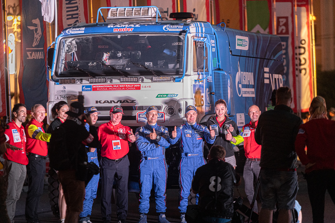 В центре — экипаж газового КАМАЗа в составе Сергея Куприянова и Ахмета Галяутдинова перед стартом